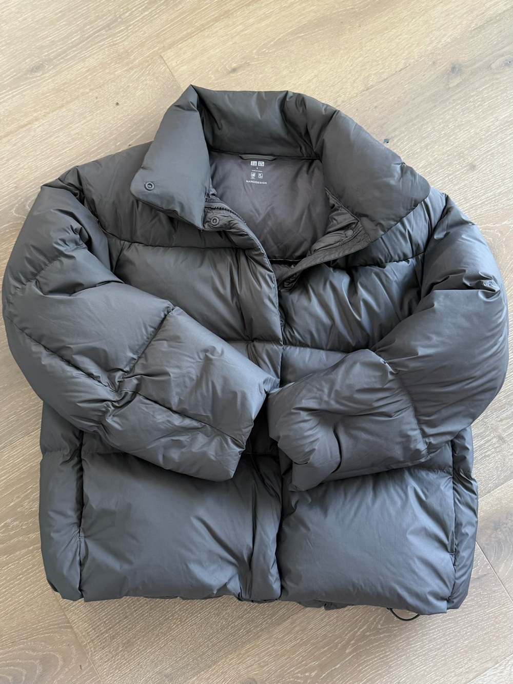 Uniqlo Women’s Gray Puffer Jacket - size S. Draw string bottom. Nano Design